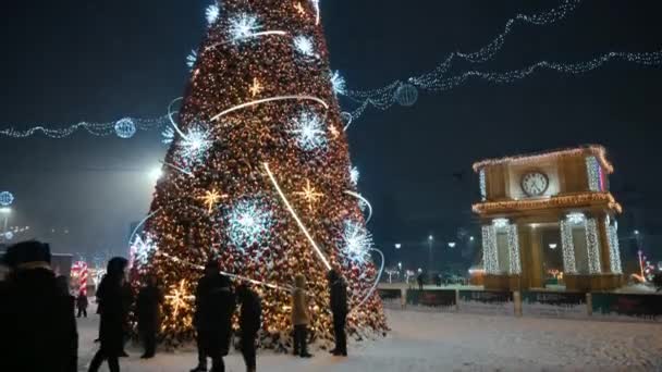 몰도바 키시나우 2024년 내리는 위대한 광장에 장식된 크리스마스 근처에서 이야기하는 — 비디오