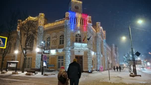 Кишинев Молдова Января 2024 Года Люди Идущие Возле Мэрии Рождественскими — стоковое видео