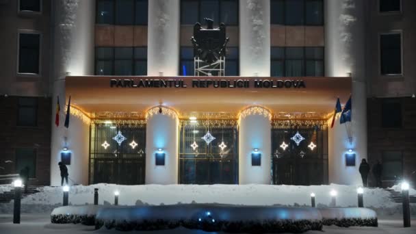 Kiszyniów Mołdawia Stycznia 2024 Budynek Parlamentu Godłem Narodowym Iluminacją Dekoracjami — Wideo stockowe