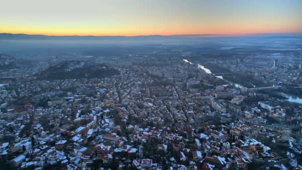 日落时空中俯瞰被雪覆盖的普罗夫迪夫市 保加利亚 — 图库视频影像