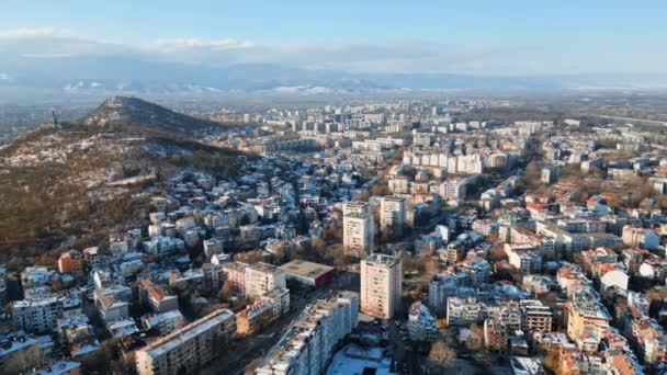 Vista Aérea Del Dron Ciudad Plovdiv Cubierta Nieve Monumento Del — Vídeos de Stock