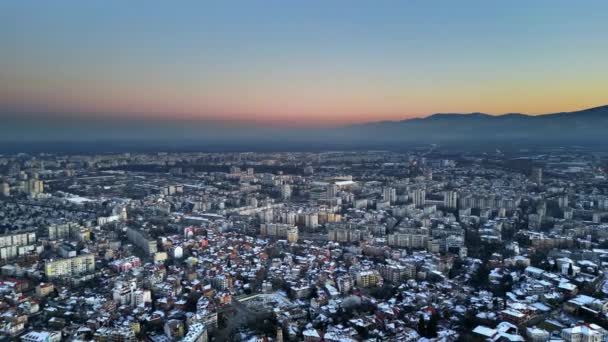 日没の雪に覆われたプローヴィド市の空中無人機のパノラマビュー ブルガリア — ストック動画