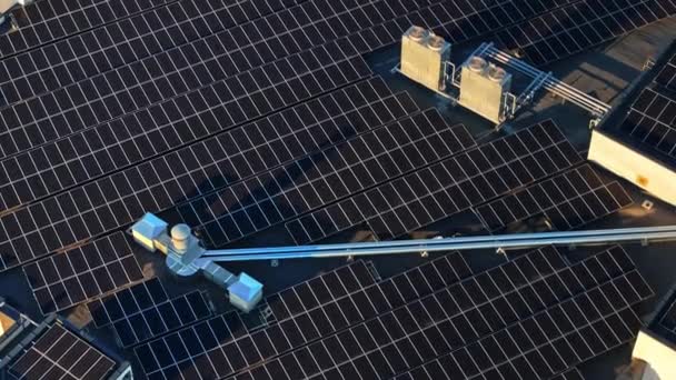 Воздушные Беспилотники Видят Солнечные Батареи Закате Фотовольтаика Крыше Здания Альтернативный — стоковое видео