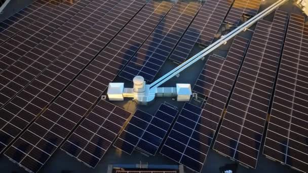 Gün Batımında Güneş Panellerinin Hava Aracı Görüntüsü Fotovoltaikler Binanın Çatısında — Stok video