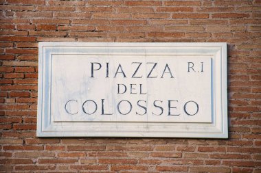 Duvardaki Piazza del Colosseo tabelası. Roma, İtalya