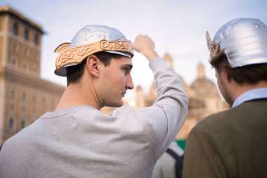 Roma, İtalya - 20 Şubat 2024: Gladyatör şapkalı adam