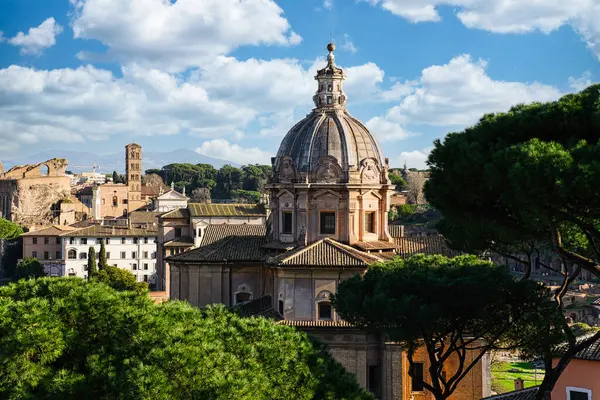 วพาโนรามาของโบสถ ซานต คาในโรม นฟอร องฟ าสดใสท เมฆบนพ นหล โรม ตาล ภาพถ่ายสต็อกที่ปลอดค่าลิขสิทธิ์