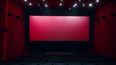 Aydınlatma ve boş ekran ile büyük boş sinema salonu