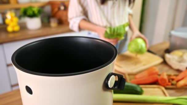 Młoda Kobieta Recyklingu Skórki Warzyw Koszu Kompost Gospodyni Domowa Gotuje — Wideo stockowe