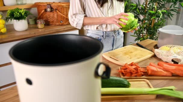 Mujer Joven Reciclando Cáscaras Verduras Contenedor Compost Ama Casa Cocinando — Vídeos de Stock