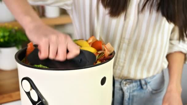 Mujer Joven Prensa Verduras Cáscaras Contenedor Compost Ama Casa Cocinando — Vídeos de Stock
