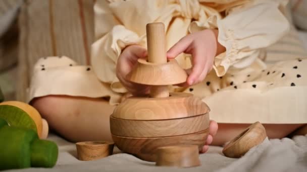 Χέρια Του Μικρού Κοριτσιού Παίζουν Μια Ξύλινη Κανάτα Οικολογική Έννοια — Αρχείο Βίντεο