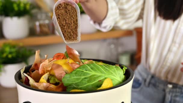 Vrouw Giet Bokashi Fermentatie Starter Een Compostbak Met Organisch Voedsel — Stockvideo