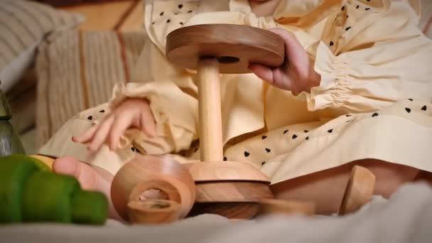 Kleine Mädchenhände Spielen Mit Einem Hölzernen Stapelkrug Ökologisches Und Nachhaltigkeitskonzept — Stockvideo