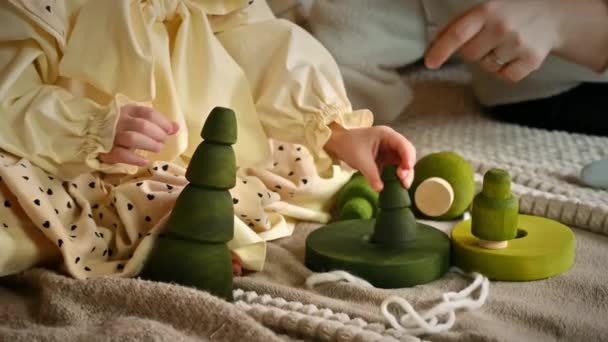 Menina Sua Mãe Brincando Com Vários Brinquedos Árvore Madeira Conceito — Vídeo de Stock