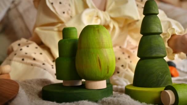 Menina Brincando Com Vários Brinquedos Árvore Madeira Verde Conceito Ecológico — Vídeo de Stock
