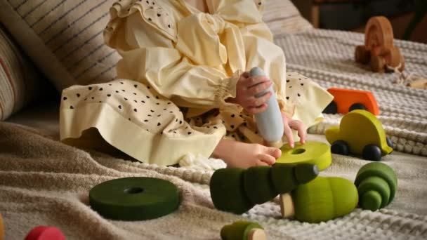 小女孩玩一个木制杨树玩具等生态玩具 可持续性概念 — 图库视频影像