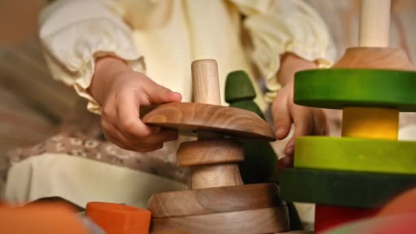 小女孩的手在玩木桶 生态和可持续性概念 — 图库视频影像
