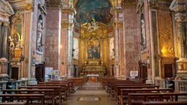Roma, İtalya - 14 Şubat 2024: Santa Maria Maddalena Kilisesi 'nin muhteşem iç mekanı