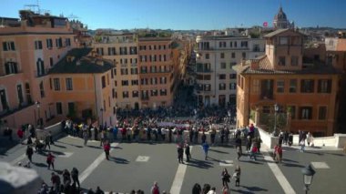 Roma, İtalya - 14 Şubat 2024: İspanya meydanında gün ışığında yürüyen turistler