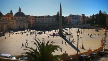 Roma, İtalya - 14 Şubat 2024: Roma, İtalya 'da gün batımında Santa Maria del Popolo kilisesinin adını alan Halk Meydanı