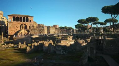 Roma Forumu 'nun Roma, İtalya' da günbatımında harabeleri