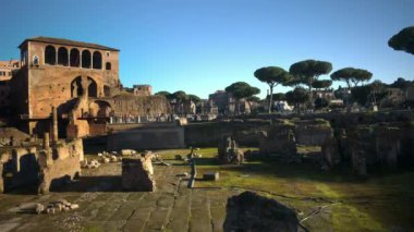 Roma Forumu 'nun Roma, İtalya' da günbatımında harabeleri