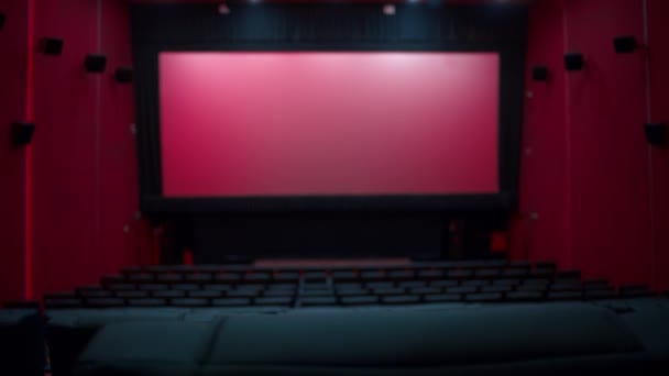 Kobieta Zajmująca Miejsce Dużej Pustej Sali Kinowej Oświetleniem Czystym Ekranem — Wideo stockowe