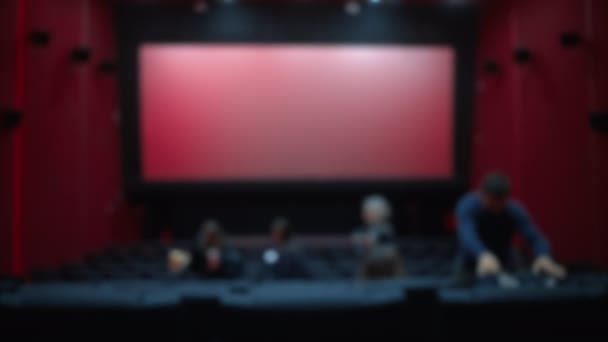 좌석을 취하는 사람들이 영화관 강당의 인테리어 스크린 — 비디오