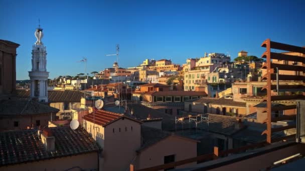 ローマ市のスカイラインは 建物の典型的なテラコッタタイル屋根と屋上から イタリアの夕日 — ストック動画