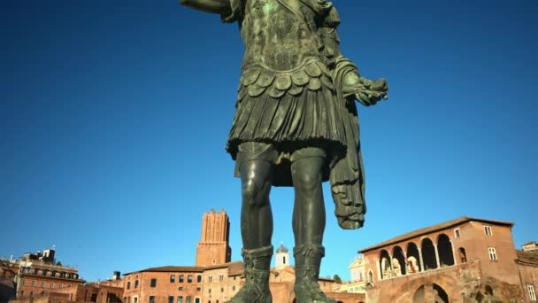 Бронзовая Статуя Юлия Цезаря Закате Риме Италия — стоковое видео