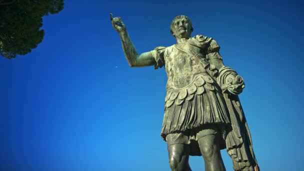 Χάλκινο Άγαλμα Του Ιουλίου Καίσαρα Στη Ρώμη Ιταλία — Αρχείο Βίντεο