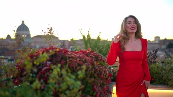Όμορφη Νεαρή Γυναίκα Κόκκινο Φόρεμα Χορεύει Κοντά Στο Πράσινο Βασιλική — Αρχείο Βίντεο