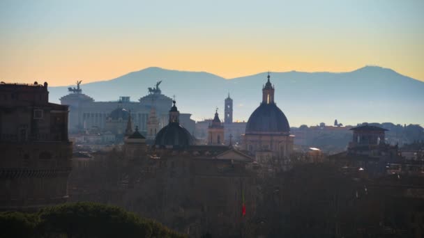 ローマの街並みは 夕日を背景に山々が広がっています イタリア — ストック動画