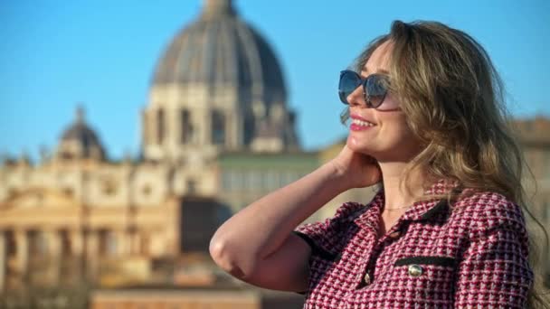 Jovem Loira Óculos Sol Sorri Com Cidade Vaticano Fundo Basílica — Vídeo de Stock