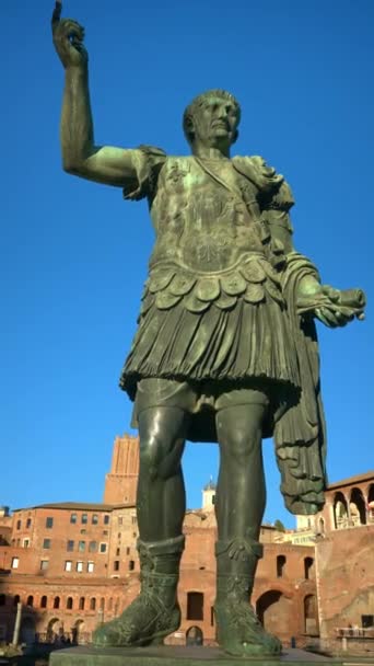 Zdjęcie Pionowe Pomnika Juliusza Cezara Zachodzie Słońca Rzymie Włochy — Wideo stockowe