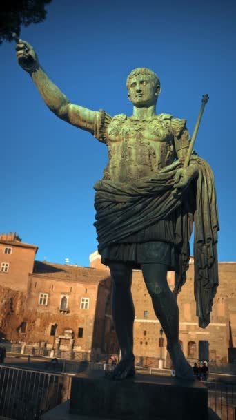 Zdjęcie Pionowe Pomnika Juliusza Cezara Zachodzie Słońca Rzymie Włochy — Wideo stockowe