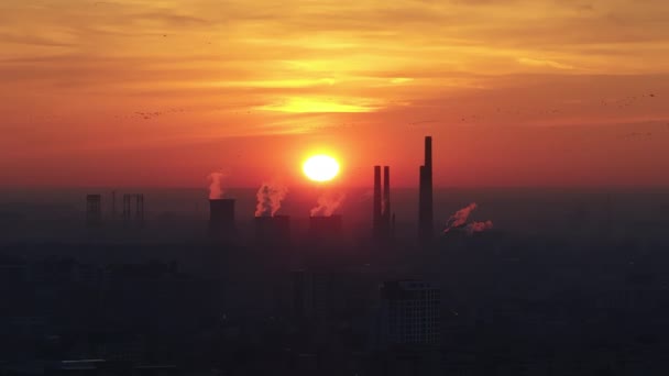 Flygdrönare Syn Värmekraftverk Bukarest Vid Solnedgången Röd Sol Flygande Fåglar — Stockvideo