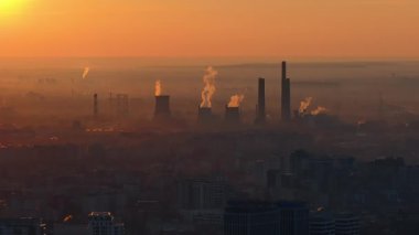Gün batımında Bükreş 'teki termik santrallerin hava aracı görüntüsü. Uçan kuşlar. Romanya