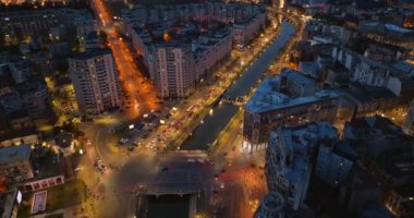 Akşamları Dambovita nehrinin insansız hava aracı görüntüsü. Bükreş 'te aydınlandı. Mavi saat. Romanya