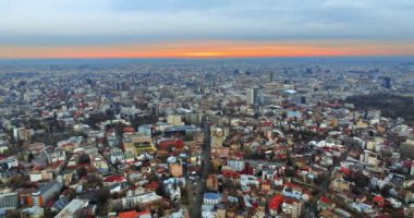 Gün batımında Bükreş şehir manzarasının insansız hava aracı görüntüsü. Romanya 'da mavi saat