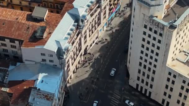Letecký Dron Shora Pohled Silnici Centru Města Pohybující Dopravou Chodící — Stock video