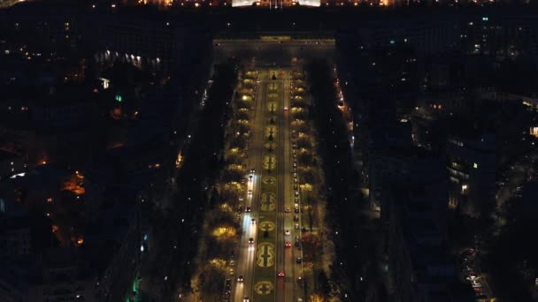 Drohnenaufnahme Des Beleuchteten Parlamentspalastes Der Bukarester Innenstadt Abend Beweglicher Verkehr — Stockvideo