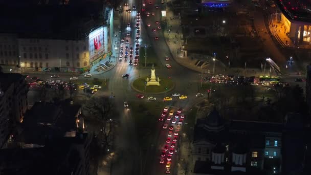 从空中俯瞰市中心的一个回旋道与流动的交通交汇处 夜晚照亮了布加勒斯特 罗马尼亚 — 图库视频影像