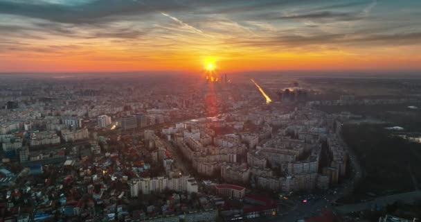 Luchtfoto Van Stad Boekarest Bij Zonsondergang Verkeer Verplaatst Roemenië — Stockvideo
