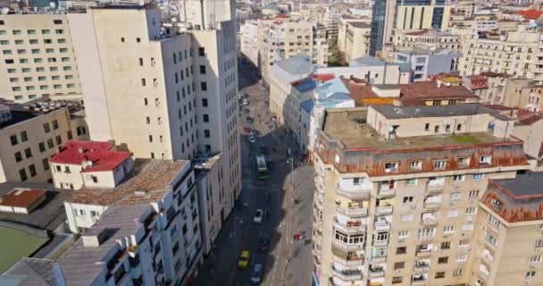 Letecký Pohled Silnici Centru Města Pohybující Dopravou Chodícími Lidmi Slunečný — Stock video