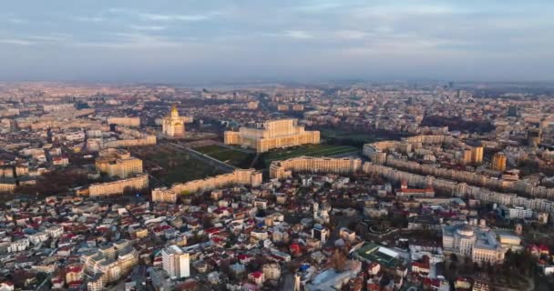Drohnenaufnahme Des Parlamentspalastes Der Bukarester Innenstadt Bei Sonnenuntergang Rumänien — Stockvideo