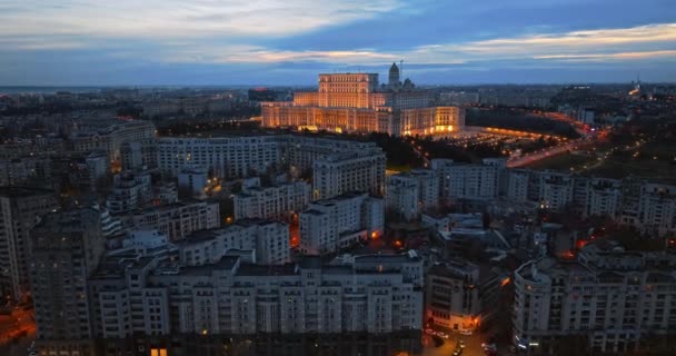 Вид Повітряного Безпілотника Освітлений Палац Парламенту Бухаресті Ввечері Декілька Районів — стокове відео