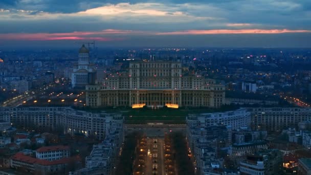 Luftaufnahme Des Beleuchteten Parlamentspalastes Der Bukarester Innenstadt Zeitraffer Mehrere Bezirke — Stockvideo