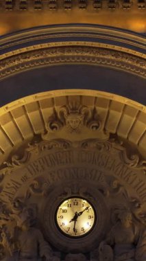 Yatırımların ve Sevkiyatların aydınlatılmış sarayının dikey hava aracı görüntüsü. Romanya 'nın Bükreş kentinde mavi saat